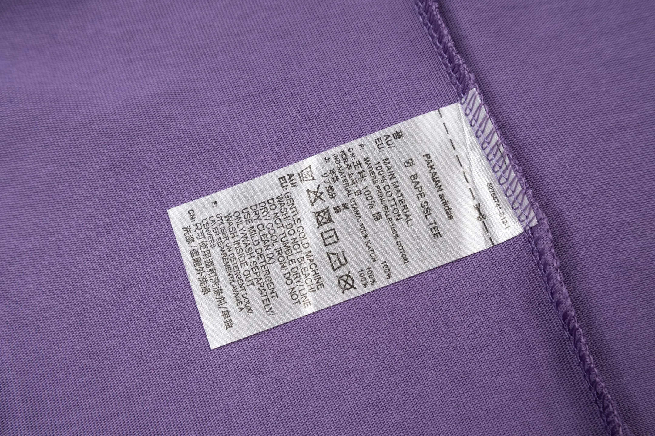 Adidas Clover MOTOSeries short sleeves, low saturation taro purple color, same style loose fit for men and women, pure cotton material is light and breathable, super comfortable for daily wear! The all-over printing with racing elements, clover logo + letter pattern, retro and street feel, looks great when worn as a layer or alone✨. The small high collar design, paired with overalls and Skate Shoes, can easily achieve American street style, and it is also great for couples! Fashionable and comfortable at the same time, don’t miss it if you like racing style. Style number: A 194# Color: Black Purple Size: S M L XL XXL